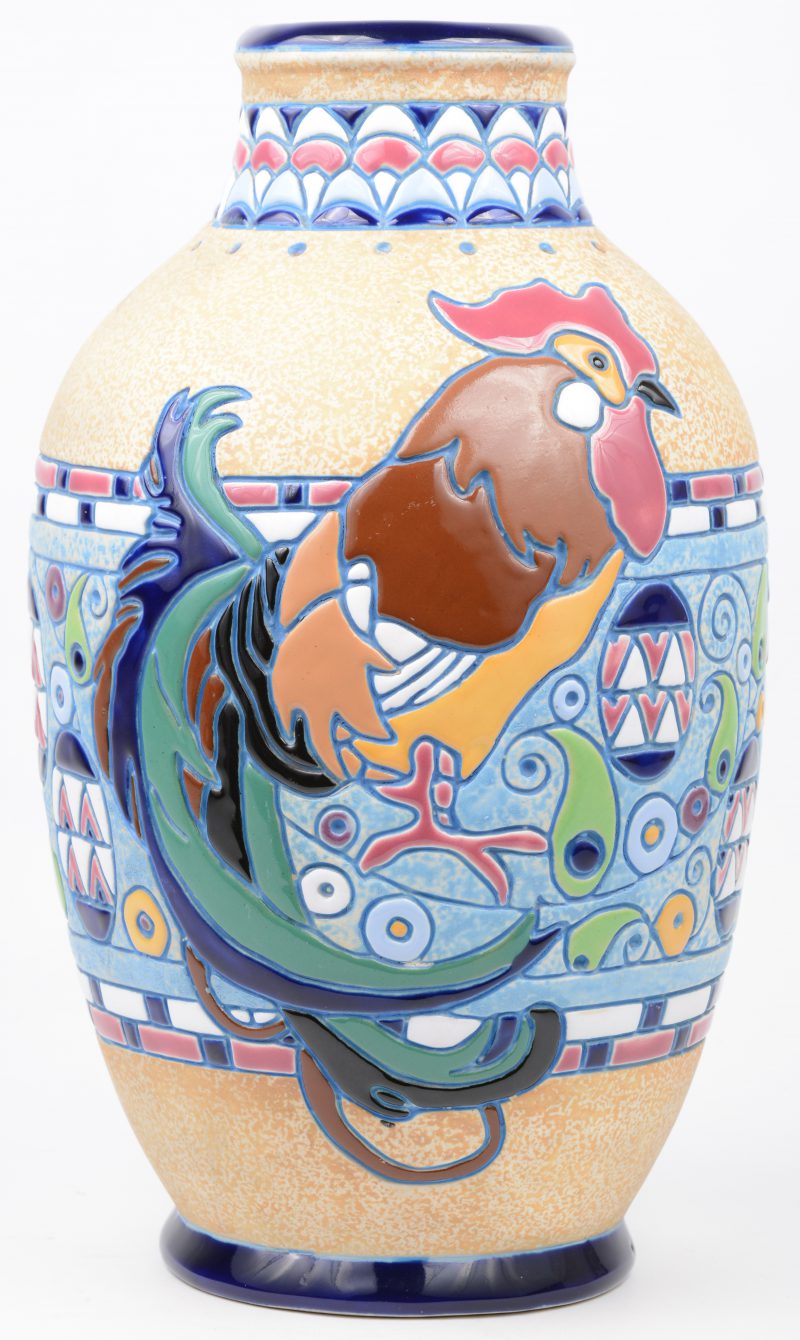 Een art deco vaas van meerkleurig aardewerk met een reliëfdecor van een haan in een fries.
