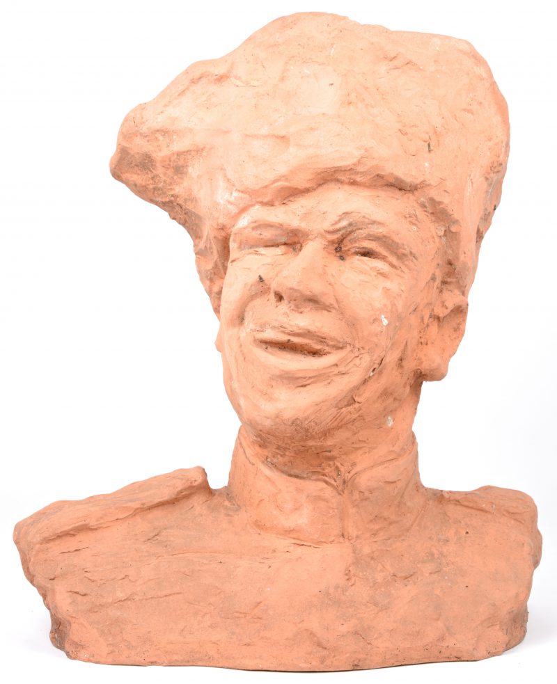 “Kozak”. Een borstbeeld van terracotta. Beschadiging aan een epaulet. Gesigneerd.