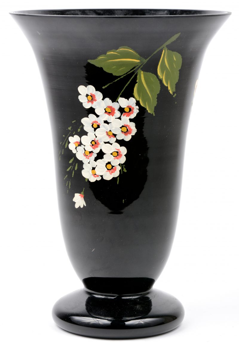 Een vaas van Booms glas met een handgeschilderd bloemenmotief.