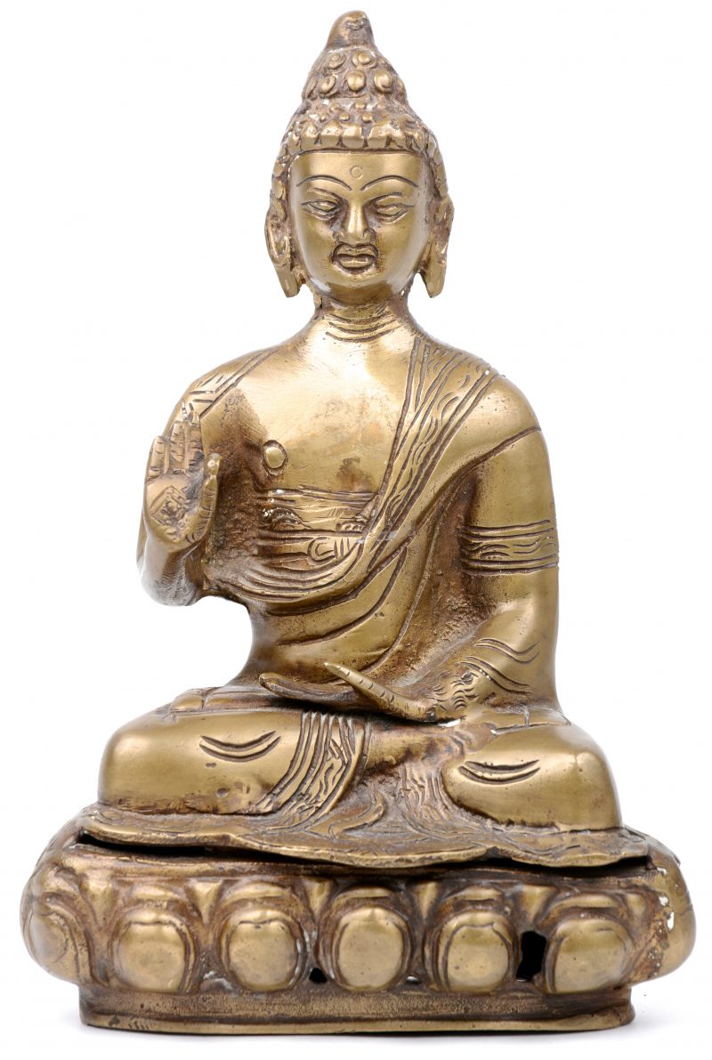 Een zittende Boeddha van brons.