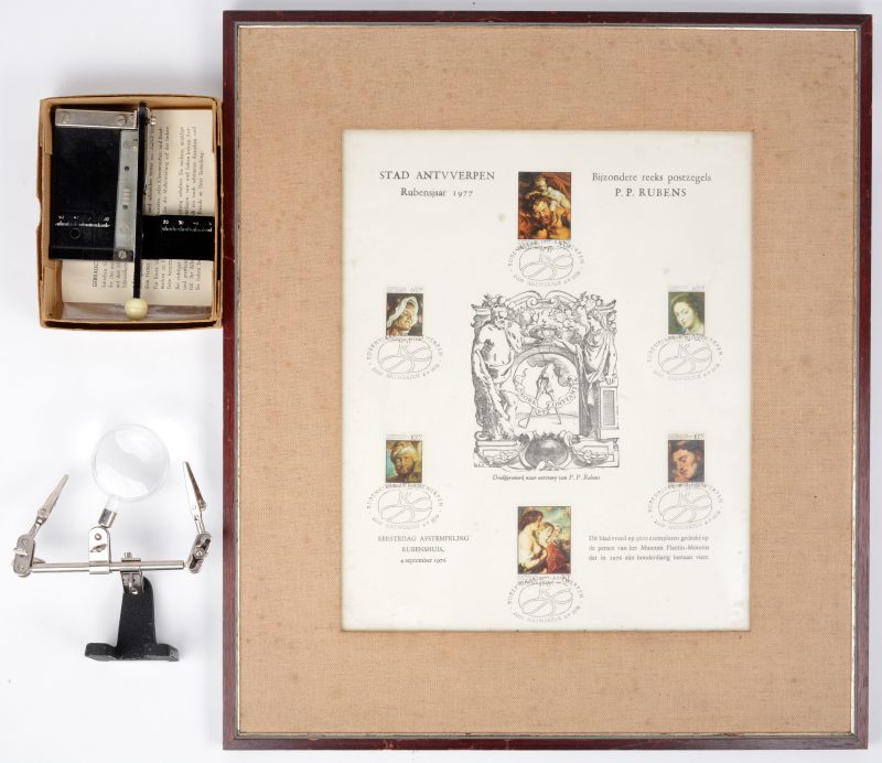 Een vel met postzegels t.g.v. Rubensjaar 1977, ingelijst. Met filatelistenloep en snijtoestel.