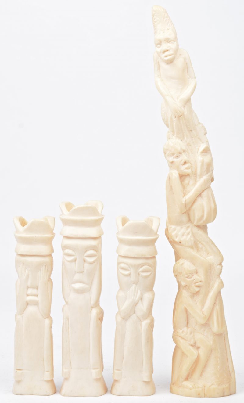 “Horen, zien en zwijgen” drie Afrikaanse beeldjes. En een dito sculptuur met personages. Vier stuks.