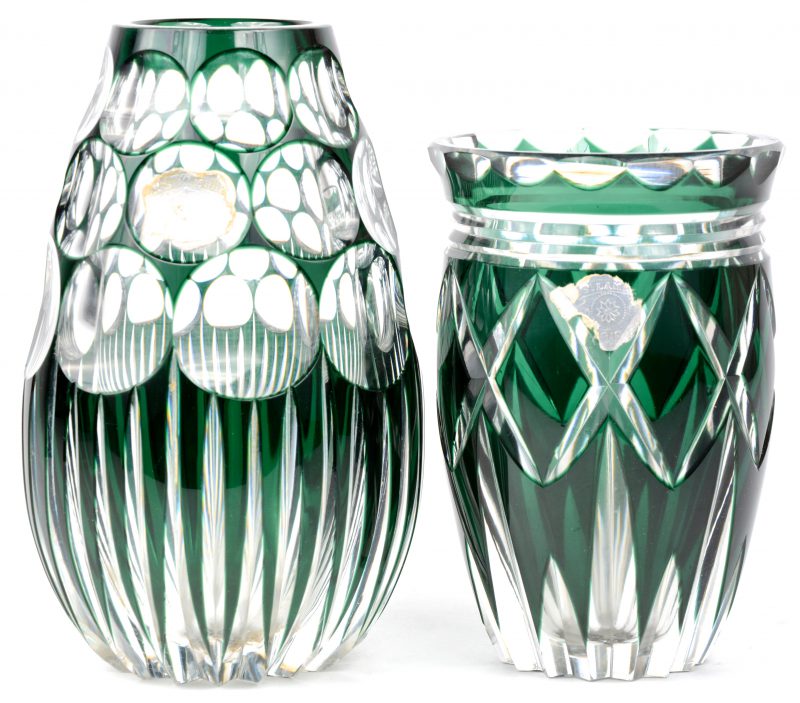 Twee groene vazen van geslepen kristal. Gemerkt