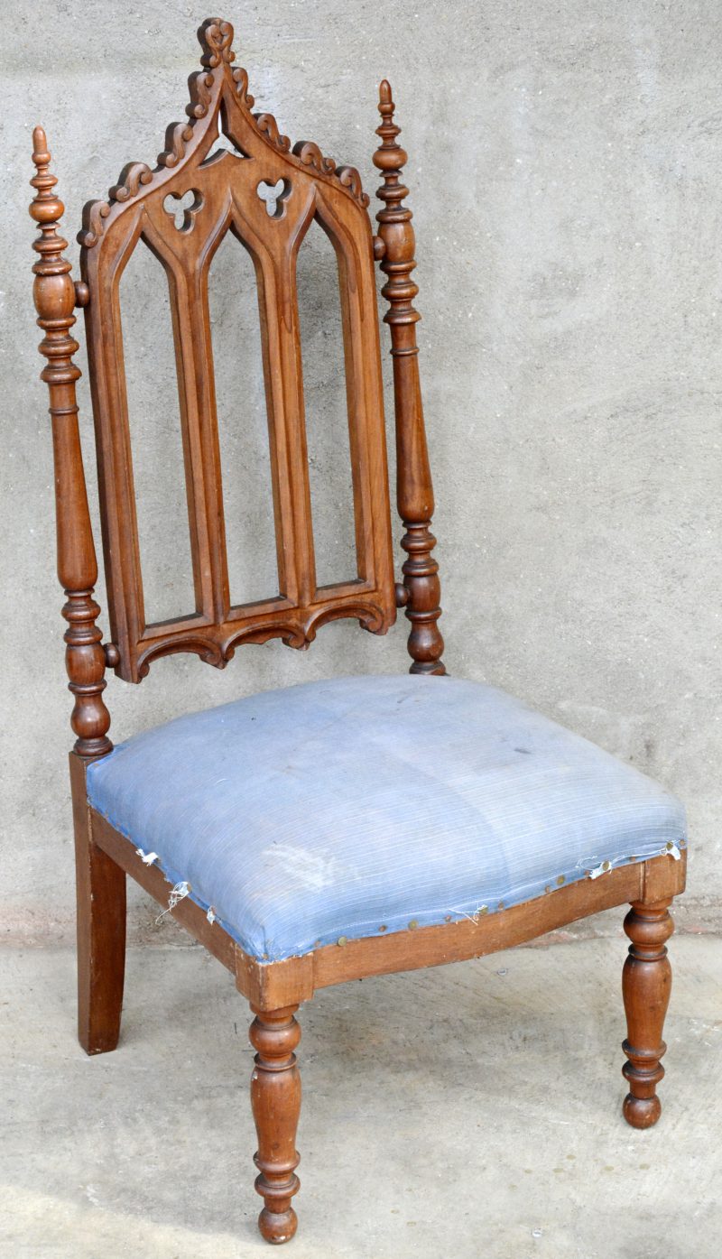 Een mahoniehouten stoel met gesculpteerde rug in neogotische stijl. Tijdperk Napoleon III.