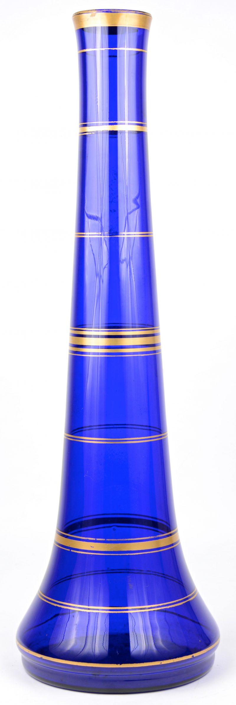 Een langerekte vaas van blauw Booms glas met vergulde motieven.