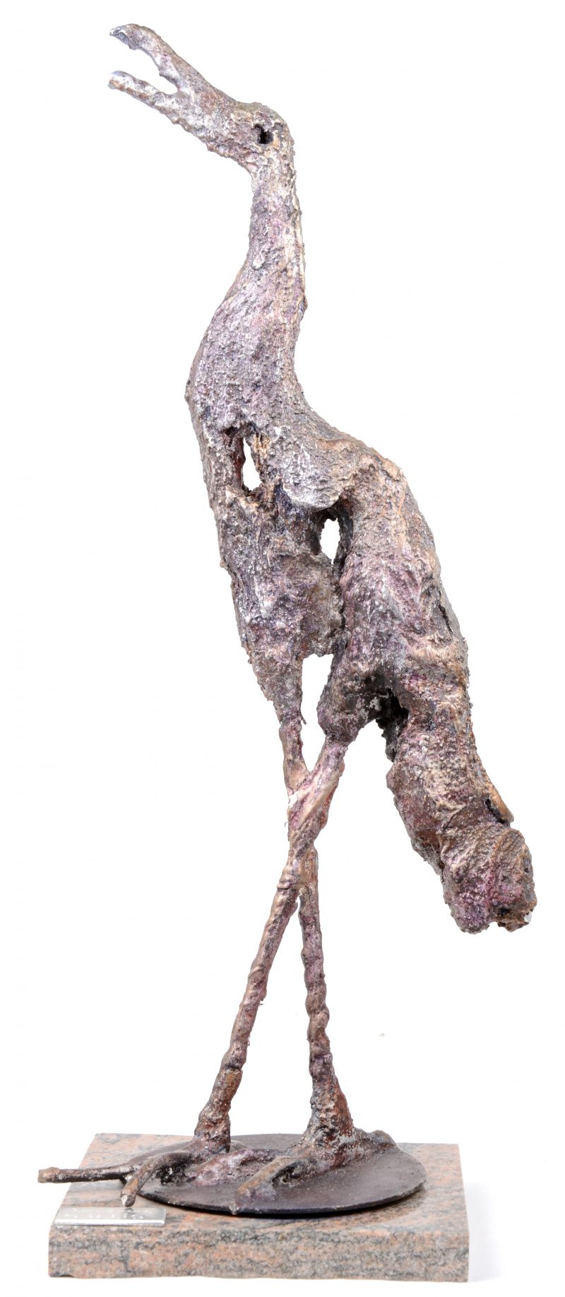 “Vogel”. Een beeld van plaaster met bronspatina en op marmeren sokkel. Gesigneerd.