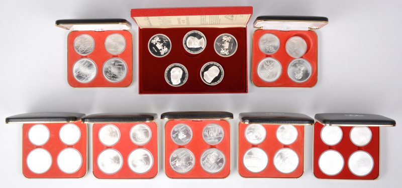 Zeven etuis met telkens vier Sterling zilveren munten, uitgegeven ter gelegegheid van de Olympische spelen te Montreal in 1976. We voegen er een etui met vijf munten met beeltenissen van de Belgische koningen aan toe.
