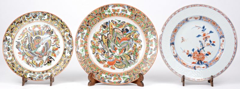 Twee borden van Chinees porselein met een meerkleurig decor van vlinders. We voegen er een XIXe eeuws Imaribordje aan toe. Twee met randschilfer.