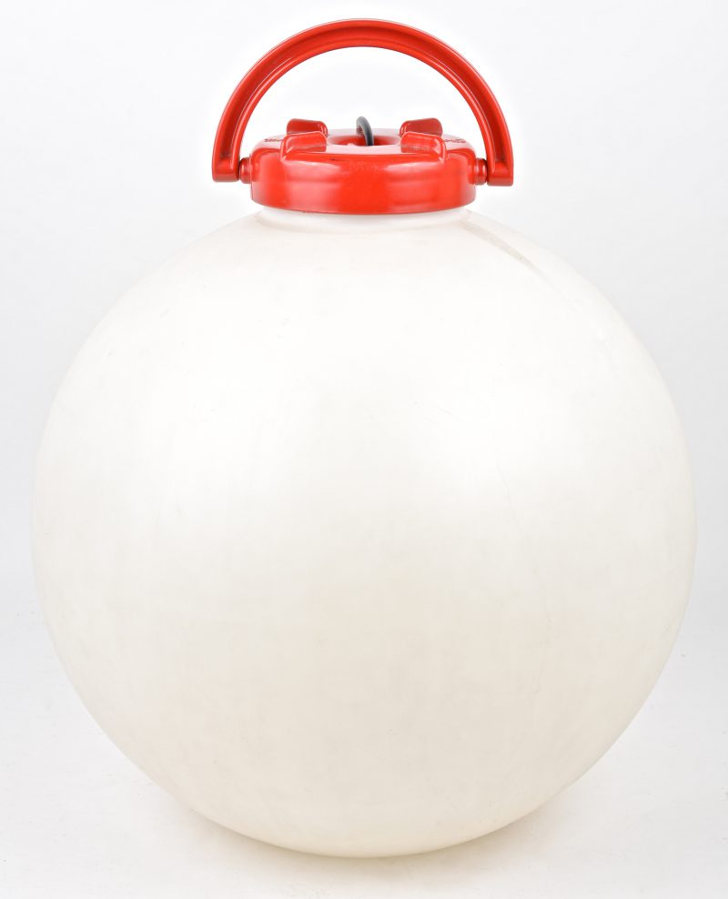 Een vintage vloerlamp. Model “Tama Red & White” naar ontwerp Isao Hosoe.  1975.
