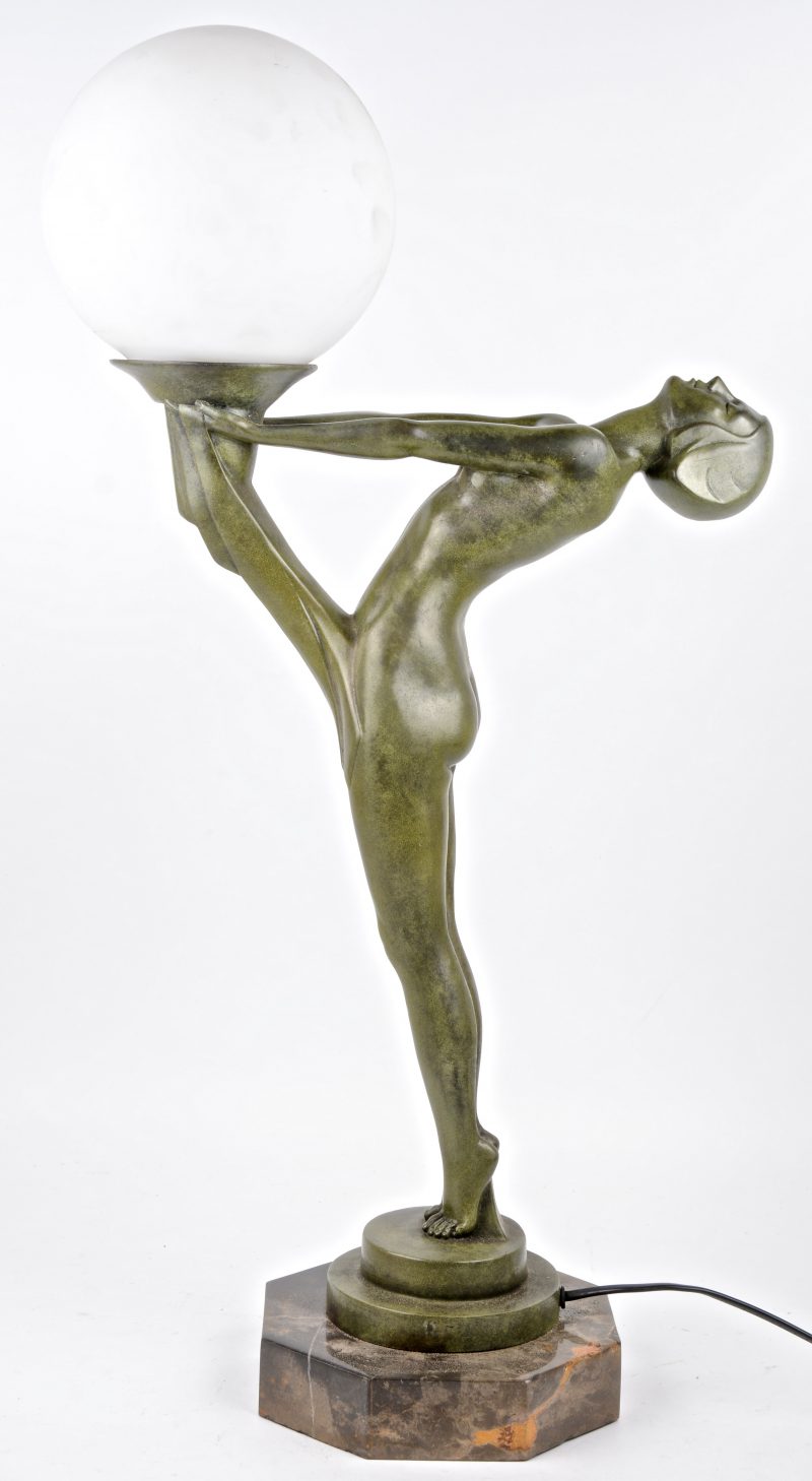 Een bronzen Art-Deco lamp in de vorm van een vrouw die een bal torst.