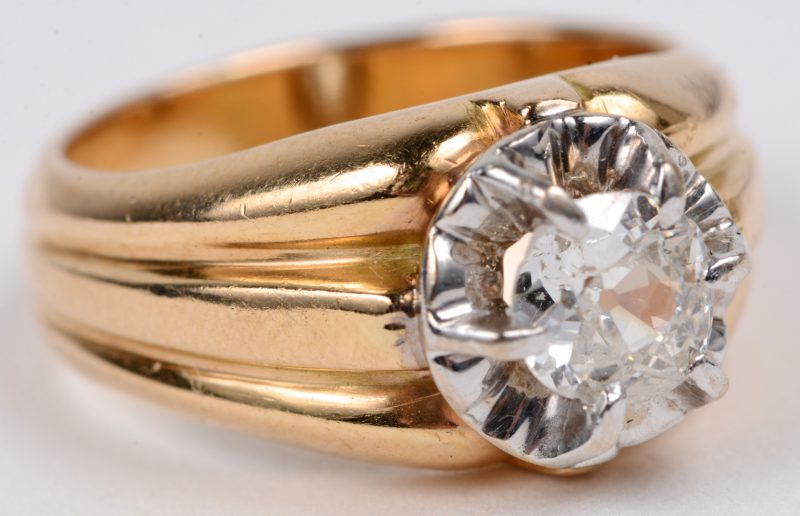 Een 18 karaats wit en geel gouden ring bezet met briljant van ± 0,60 ct.