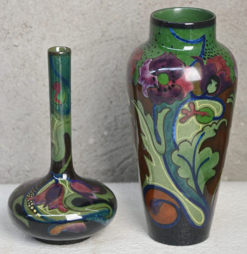 Twee vaasjes van Gouds aardewerk, versierd met een meerkleurig decor met hoogglanzend glazuur. Decor 380. Onderaan gemerkt. Begin XXe eeuw.