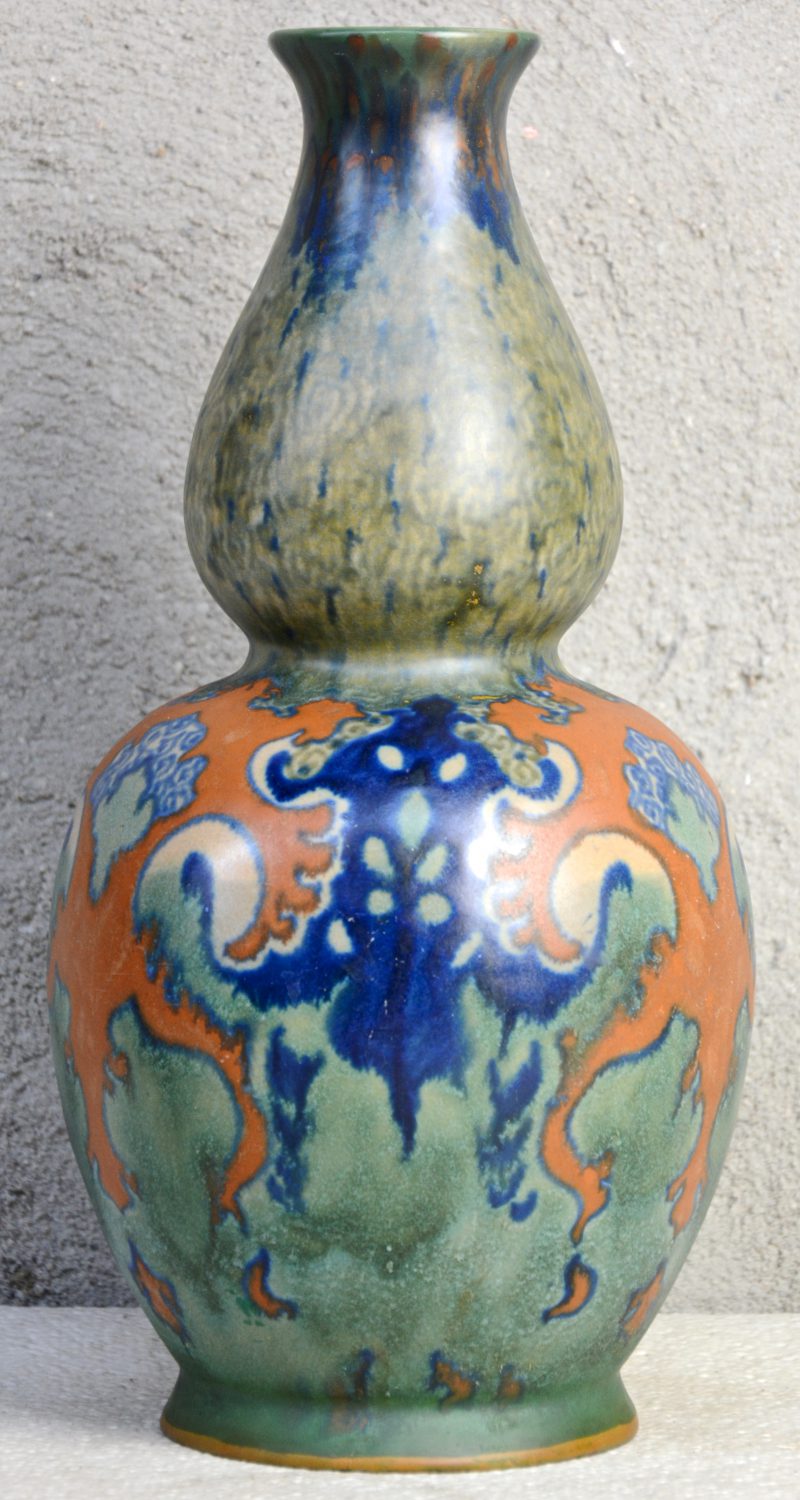 Een vaas van Gouds aardewerk met meerkleurig decor ‘Westland’. Decorateursmonogram ‘MS’. Onderaan gemerkt. Omstreeks 1920. Gaaf.