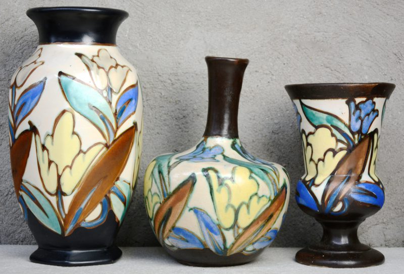 Drie verschillende vazen van meerkleurig aardewerk. Eerste helft XXe eeuw. Onderaan gemerkt. Gaaf.