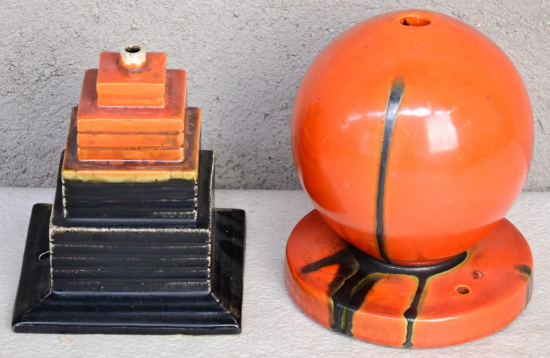 Twee verschillende vintage lampenvoeten vaan aardewerk met rood en zwart glazuur. Opnieuw te monteren op elektriciteit. Onderaan gemerkt. De bolvormige met haarscheur in de voet.