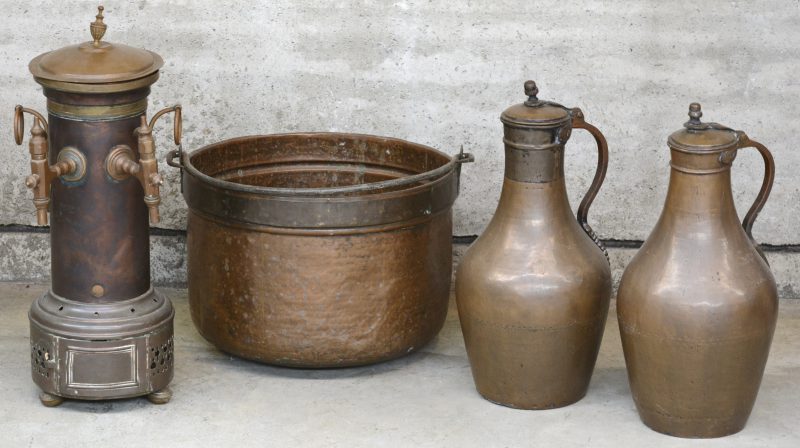 Een lot oud koper waaronder twee kruiken, een grote ketel en een komfoor voor warme dranken.