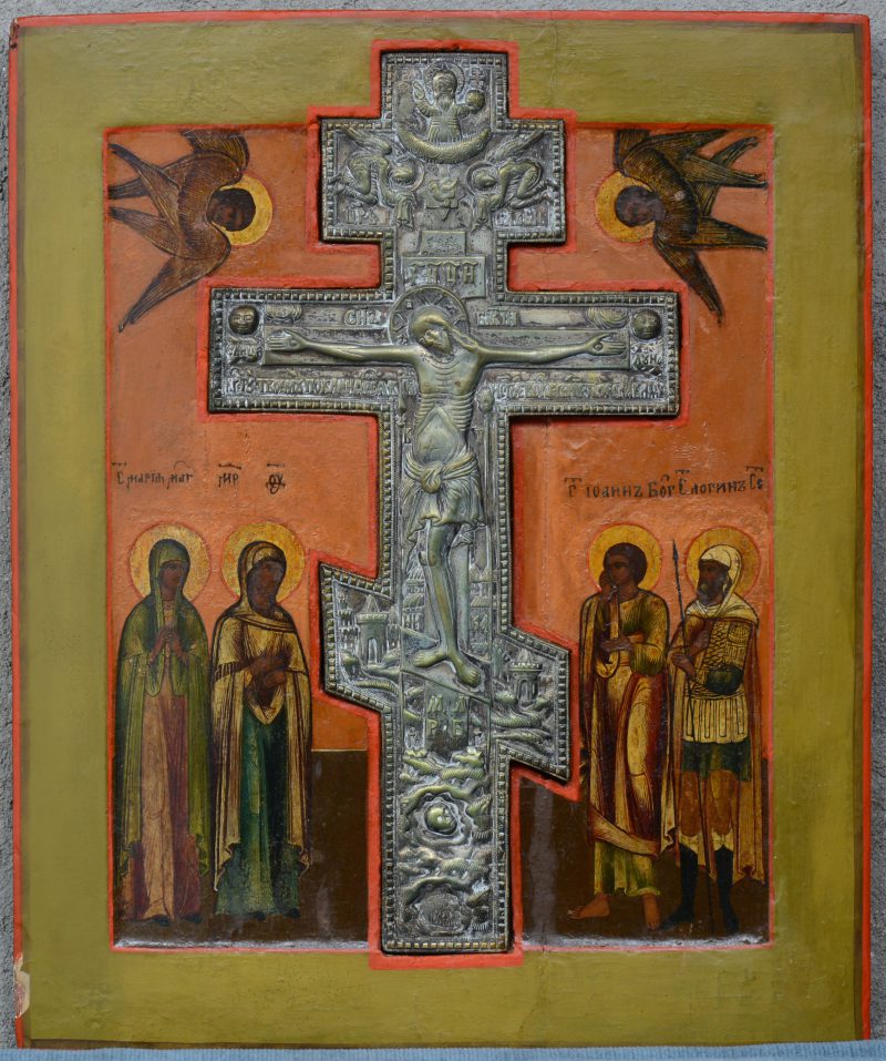Een 19de eeuw houten icoon  ingelegd met een bronzen orthodox kruis met christusfiguur.