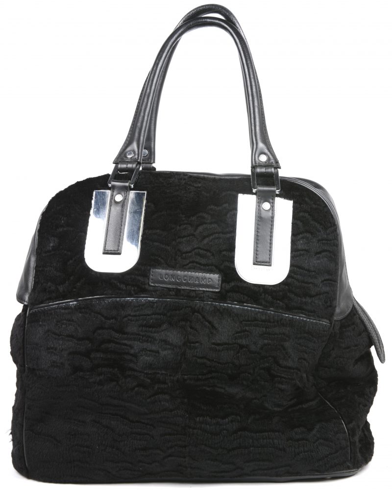 Een grote zwarte handtas van leder en stof.