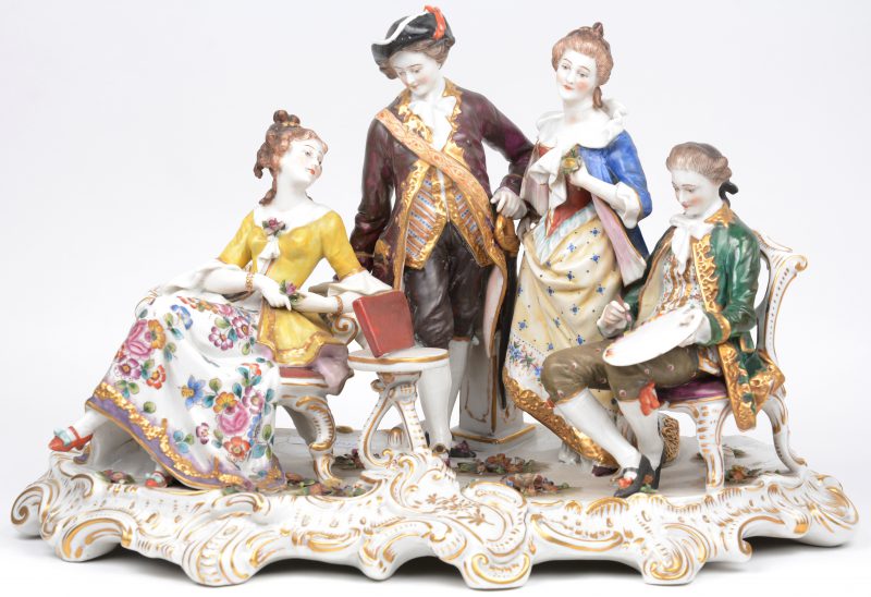 Een grote groep van meerkleurig en verguld porselein met een voorstelling van een XVIIIe eeuws gezelschap, waaronder een kuntschilder. Onderaan gemerkt. Gaaf.