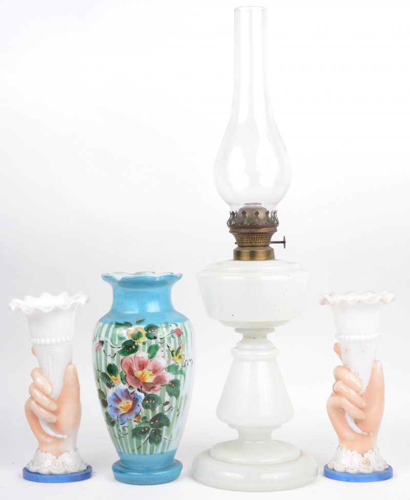 Een lot antiek opaalglas, bestaande uit een een olielamp, een vaas met bloemendecor en twee door handen vastgehouden vaasjes.