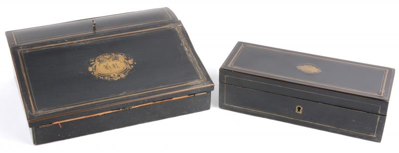 Een scribaan en een rechthoekige doos van zwartgelakt hout, versierd met messingen inlegwerk. Tijdperk Napoleon III.