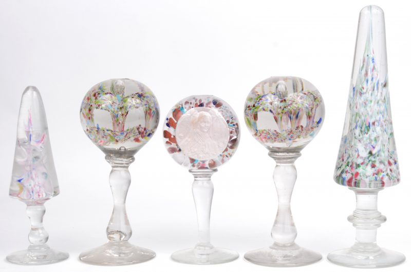Vijf Italiaans glazen siervoorwerpen met gekleurde inclusies op voet. Eén voet gerestaureerd.