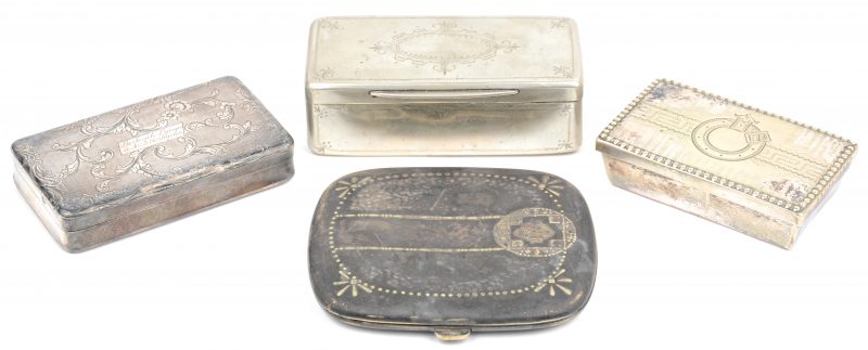 Drie tabaksdozen, waarbij één zilveren uit 1845 en een sigarettendoosje van alpaca.