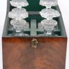 Een gefineerd kistje met vier kristallen karaffen. XIXe eeuw.