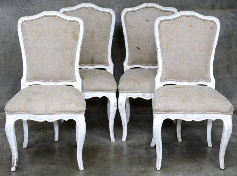 Een reeks van vier witgepatineerde stoelen in Régencestijl. Op te frissen.