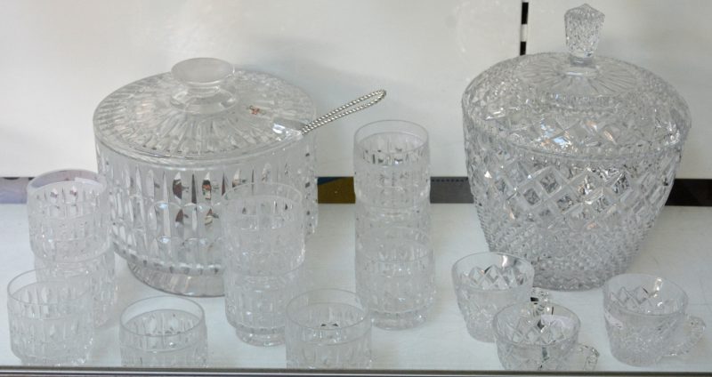 Twee punch bowls van geslepen kristal. Met een tiental glazen.