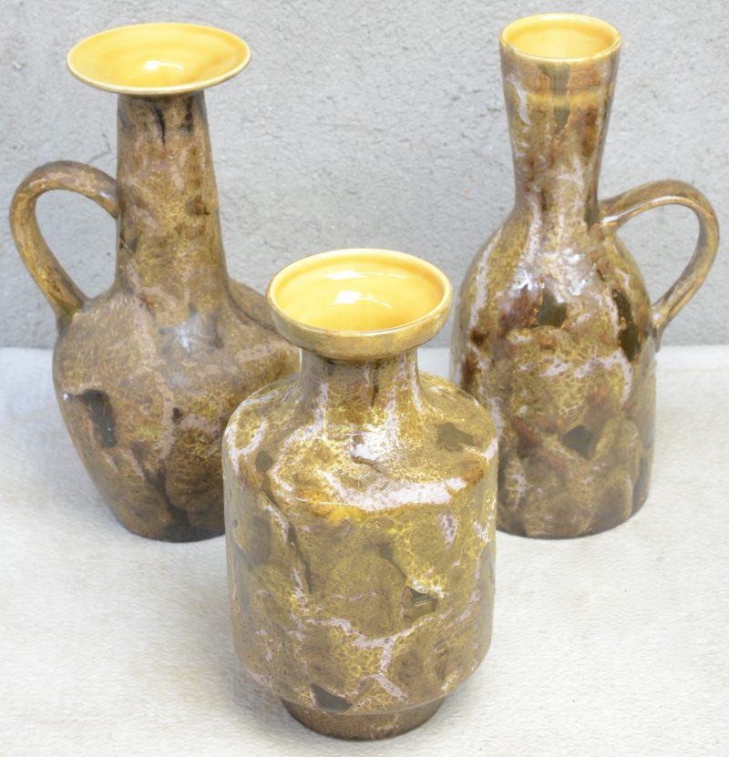 Drie vazen van meerkleurig aardewerk met decor ‘Paros’. Onderaan gemerkt.  Gaaf.