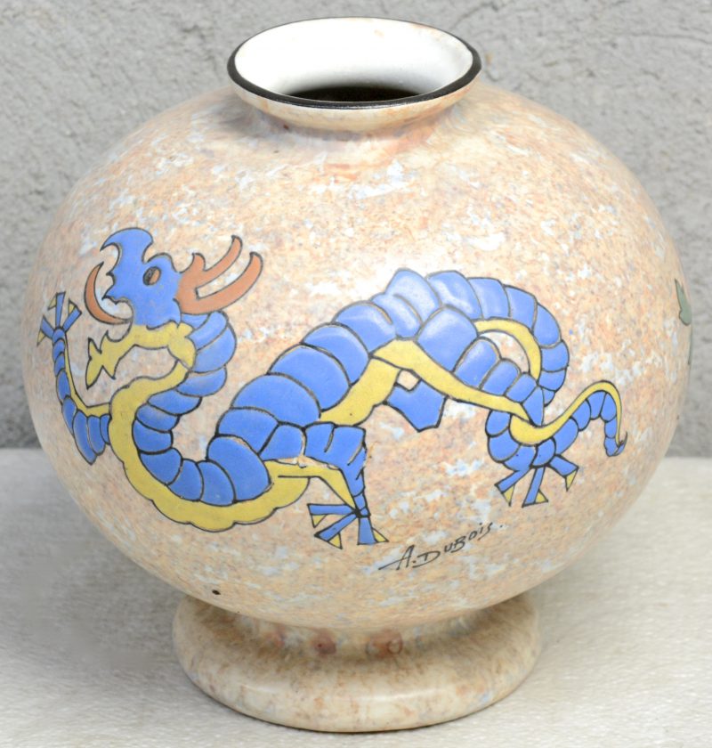 Een bolle vaas van aardewerk met een meerkleurig decor van een draak naar ontwerp van A. Dubois. Gesigneerd en gemerkt.