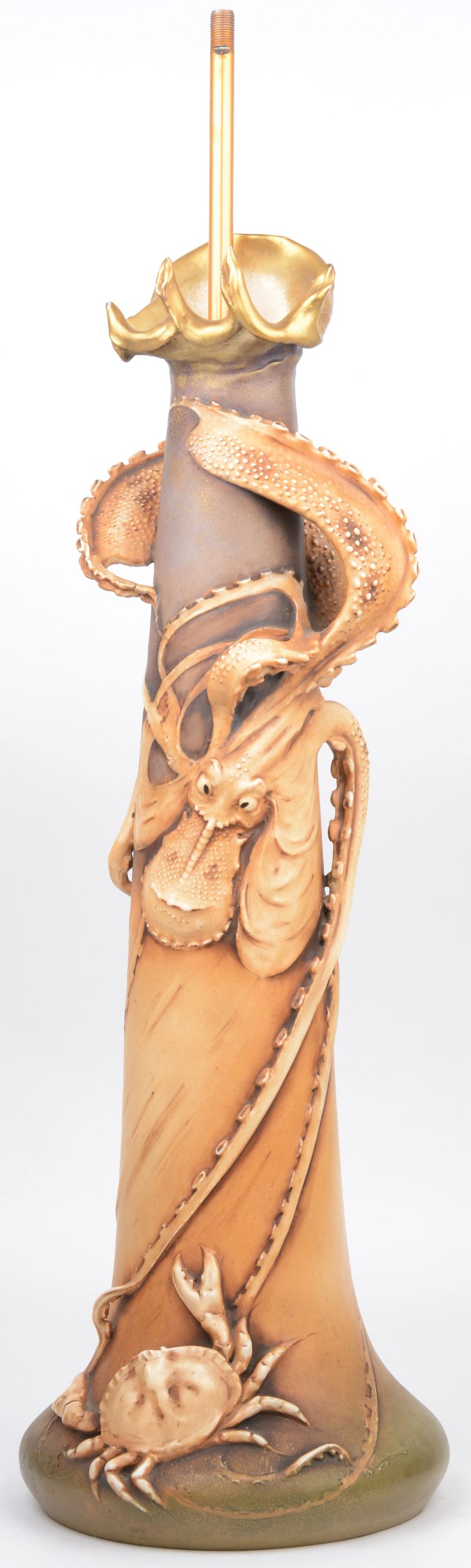 Een lampvoet/ sierstuk van gepolychromeerd porselein met een voorstelling van een octopus en een krab in hoogreliëf.