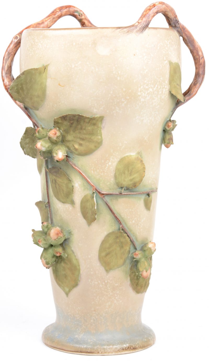 Een siervaas van gepolychromeerd porselein met een decor van rozenknoppen in reliëf. Vermoedelijk Oostenrijks.