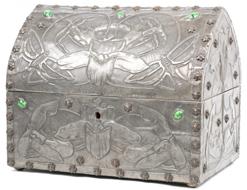 Een art nouveau koffertje, bekleed met gedreven tin en versierd met malachiet.