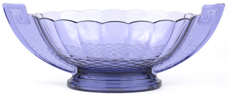 Een Art-Deco milieu de table in mauve glas. Gemerkt: VSL.