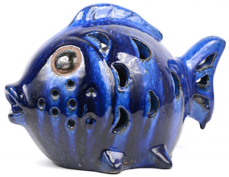 Een beeld van een vis uit blauw geglazuurd keramiek. Vermoedelijk jaren ‘ 70.