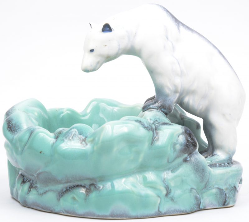 een art deco vide-poche van meerkleurig aardewerk, getooid met een ijsbeer.