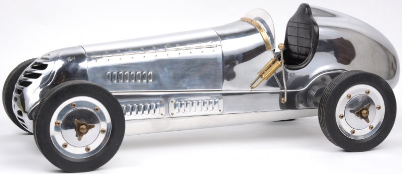 Een aluminium schaalmodel van een racewagen uit de jaren ‘20. Met elektromotortje.