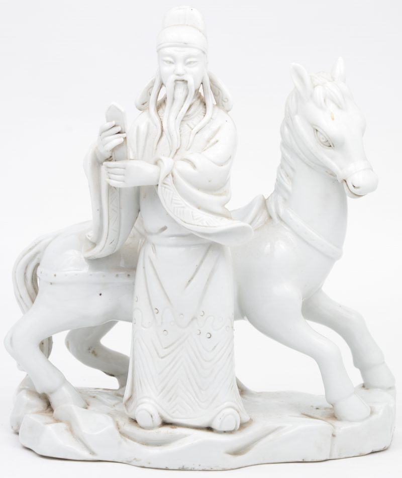 “Wijze op paard”. Een beeld van monochroom wit porselein.