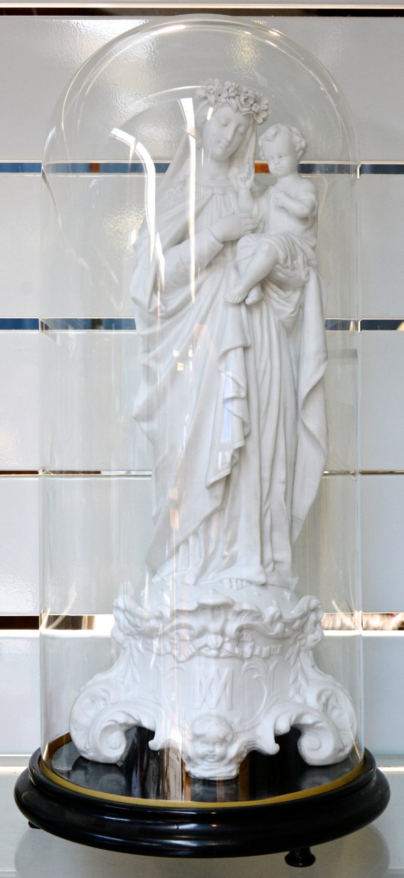 Een Madonna met kind van monochroom wit biscuit onder glazen stolp. XIXe eeuw.