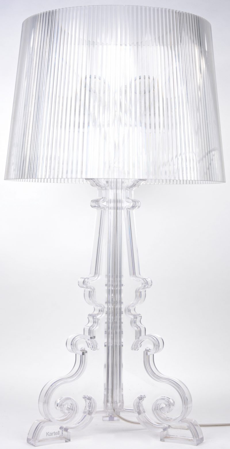 Een designlamp van plexiglas, model ‘Bourgie’ naar ontwerp van Flaviani.