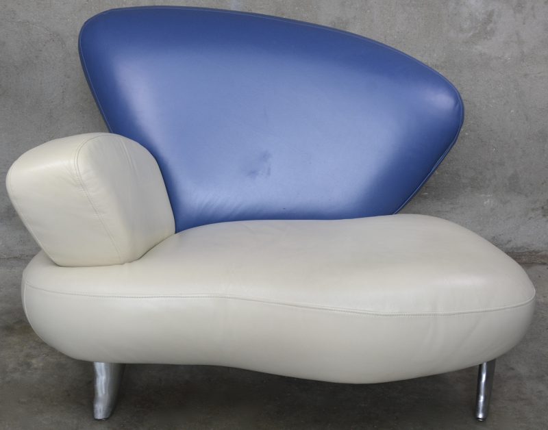 Design lounge chair “Oasis” van blauw en wit leder. Met chromen poten. Gemerkt met label. Goede staat. Ontwerp Daniel Landini en Andrea Manfredi.