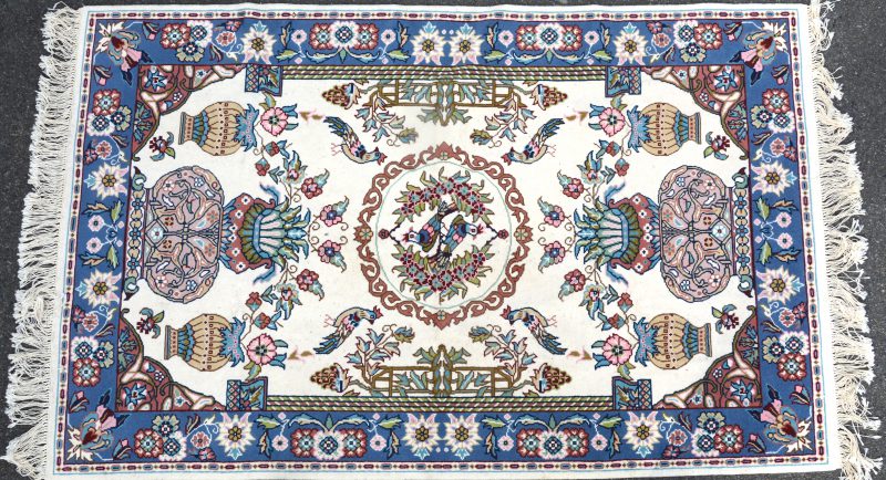 Een handgeknoopt Tunesisch wollen tapijt.