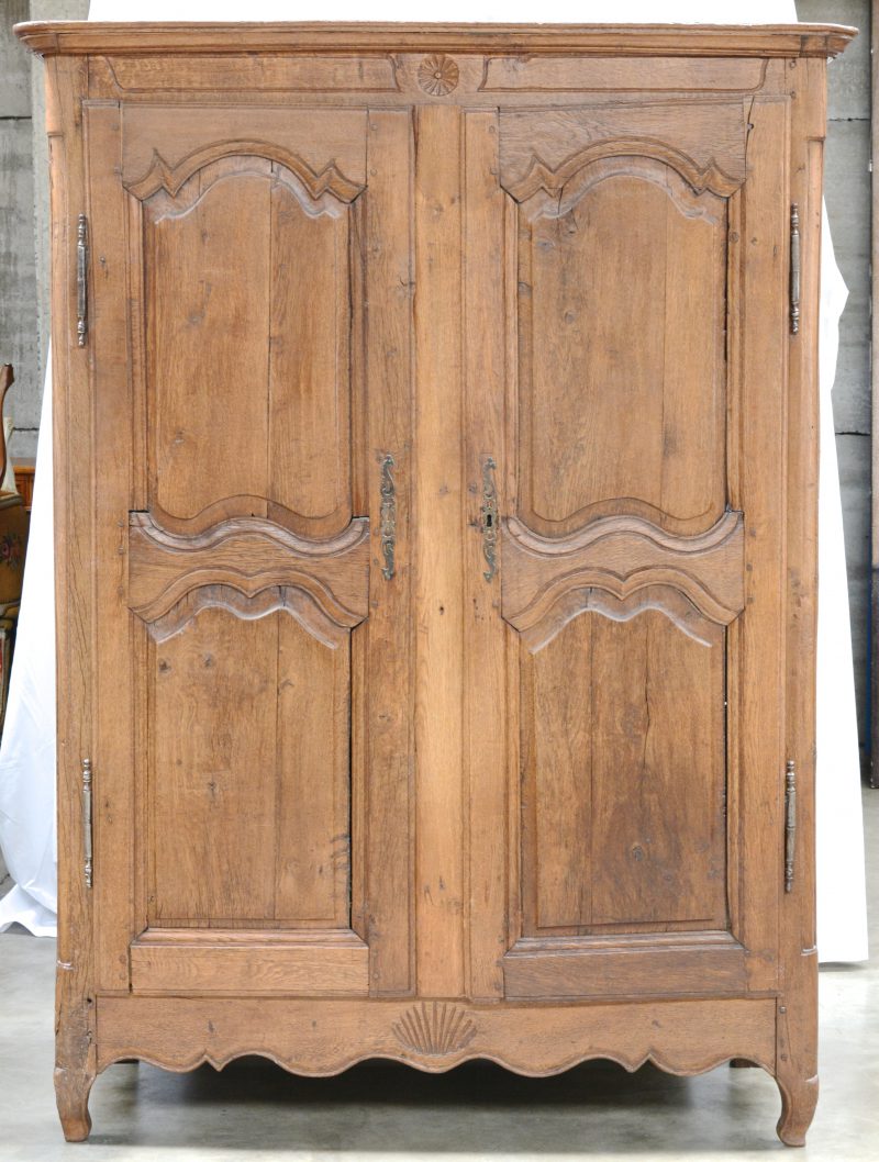 Een eikenhouten tweedeursgarderobe met gemoulureerde deuren. XVIIIe eeuw.