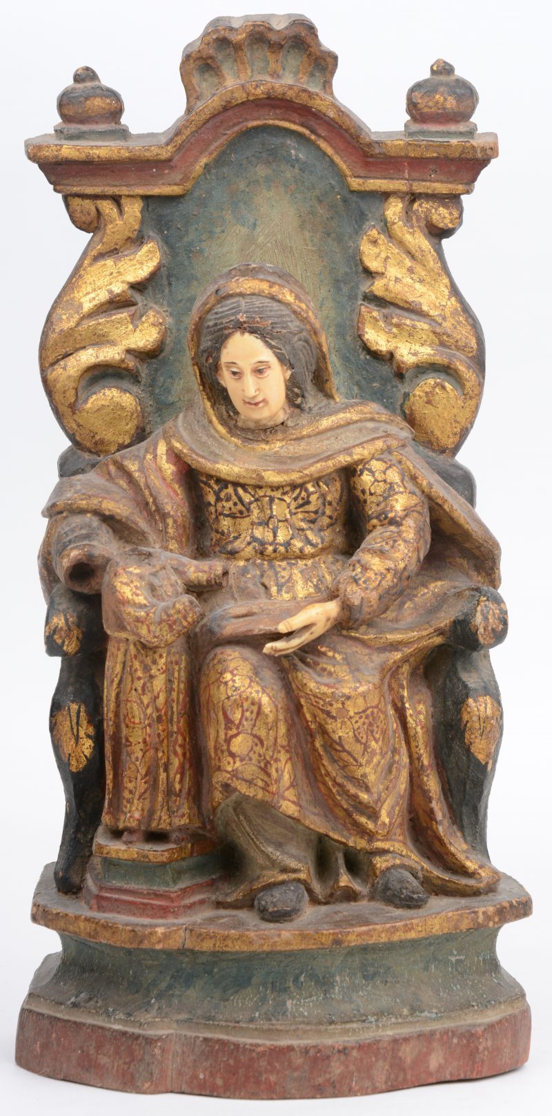 Een vergulde en gepolychromeerde voorstelling van Maria met kind met ivoren hoofdje en handje. Drie handjes en het hoofd van Christus manco.