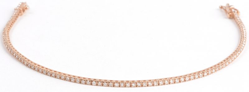 Een 18 karaats roze gouden armband bezet met diamanten met een gezamenlijk gewicht van ± 1,10 ct.