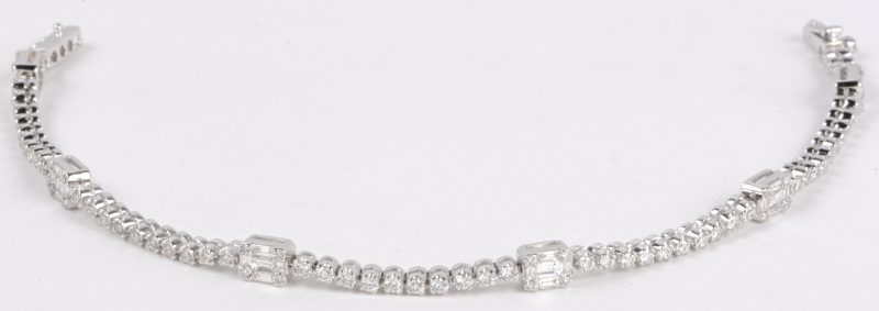 Een 18 karaats wit gouden armband bezet met diamanten en baguetten met een gezamenlijk gewicht van ± 1,80 ct.