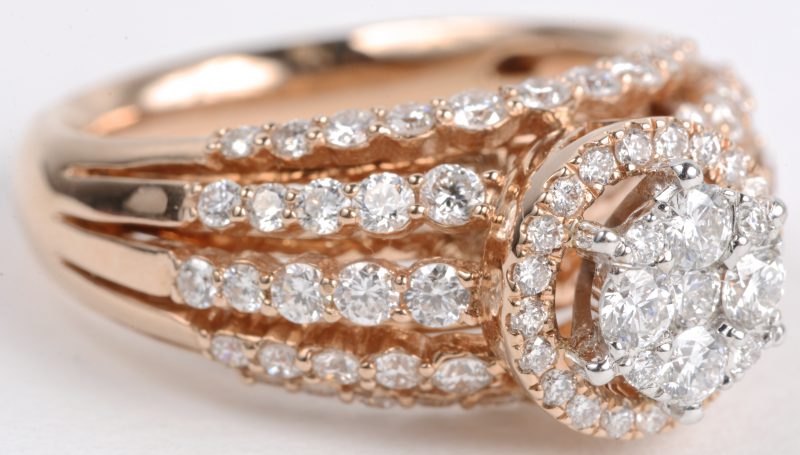 Een 18 karaats wit en roze gouden ring bezet met diamanten met een gezamenlijk gewicht van ± 1,60 ct.