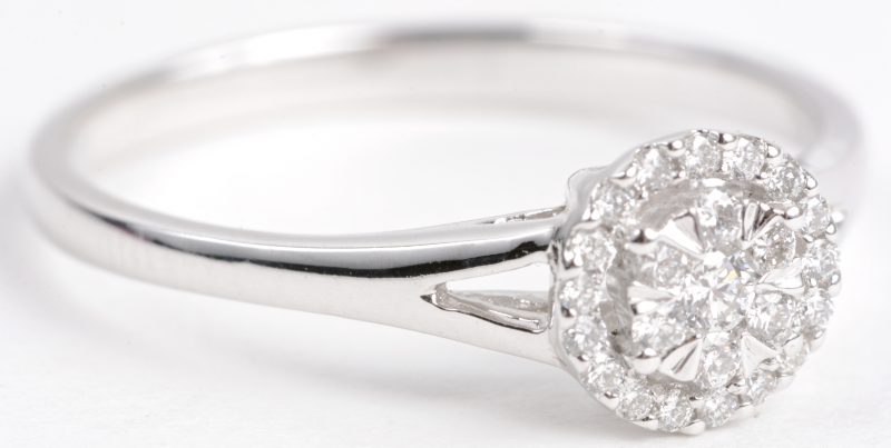 Een 18 karaats wit gouden ring bezet met diamanten met een gezamenlijk gewicht van ± 0,18 ct.
